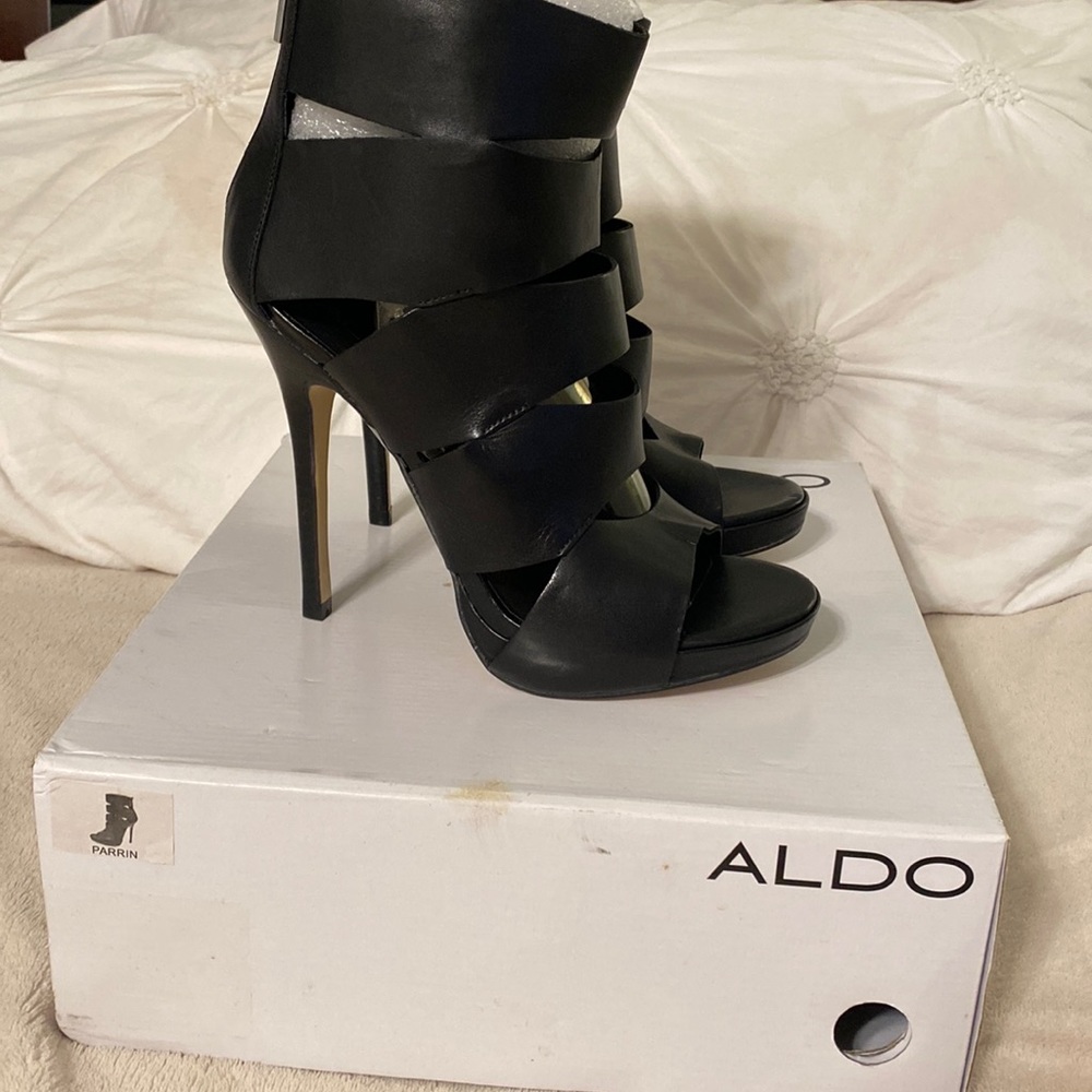 Aldo “Parrin” style all leather high heels in size 8.5 in black. Never worn!